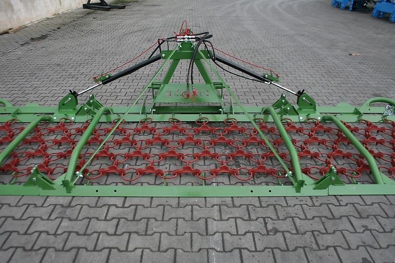 Wiesenegge of the type H-L-M Wiesenegge- 5 Meter -4 R - 1 Z -  schwere Ausführung- hydraulisch klappbar, Neumaschine in Neureichenau (Picture 16)