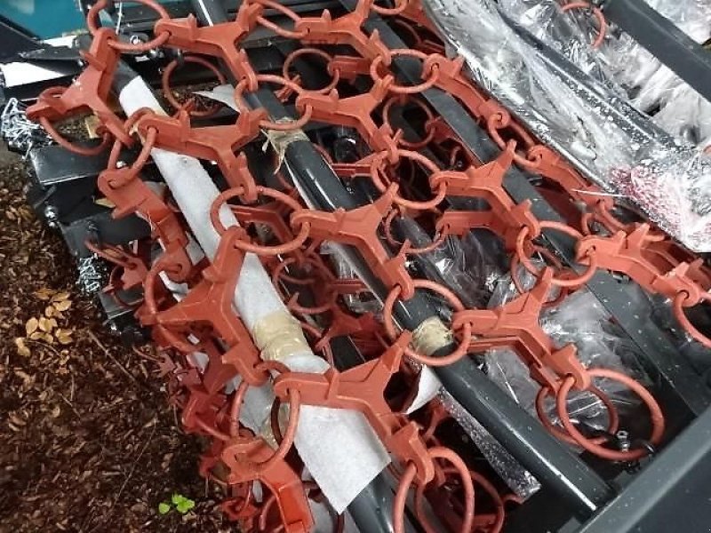 Wiesenegge of the type H-L-M Wiesenegge- 5 Meter -4 R - 1 Z -  schwere Ausführung- hydraulisch klappbar, Neumaschine in Neureichenau (Picture 7)