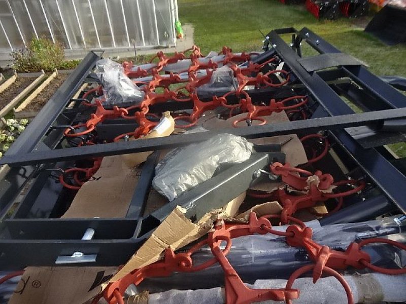 Wiesenegge of the type H-L-M Wiesenegge- 5 Meter -4 R - 1 Z -  schwere Ausführung- hydraulisch klappbar, Neumaschine in Neureichenau (Picture 21)