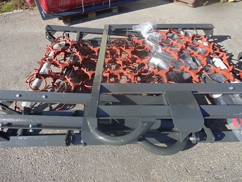 Wiesenegge of the type H-L-M Wiesenegge- 5 Meter -4 R - 1 Z -  schwere Ausführung- hydraulisch klappbar, Neumaschine in Neureichenau (Picture 2)