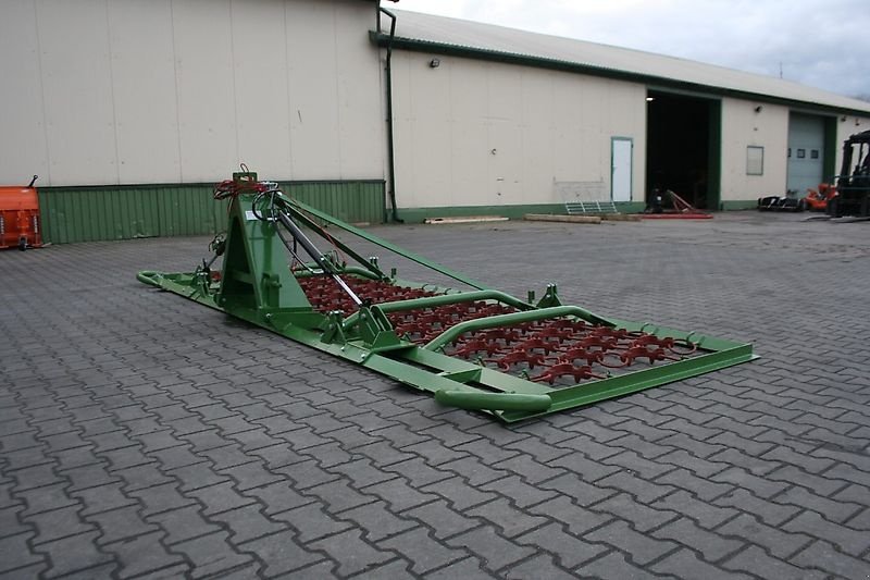 Wiesenegge of the type H-L-M Wiesenegge - 5 Meter-  4 Reihige- Hydraulisch- mit 2 Zylinder- Kastenbock, Neumaschine in Neureichenau (Picture 31)