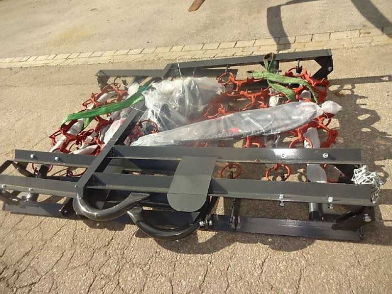 Wiesenegge of the type H-L-M Wiesenegge - 5 Meter-  4 Reihige- Hydraulisch- mit 2 Zylinder- Kastenbock, Neumaschine in Neureichenau (Picture 1)