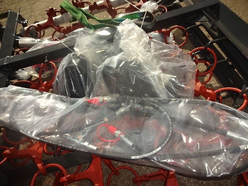 Wiesenegge of the type H-L-M Wiesenegge - 5 Meter-  4 Reihige- Hydraulisch- mit 2 Zylinder- Kastenbock, Neumaschine in Neureichenau (Picture 12)