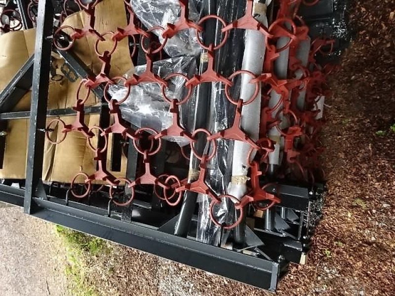 Wiesenegge of the type H-L-M Wiesenegge - 5 Meter-  4 Reihige- Hydraulisch- mit 2 Zylinder- Kastenbock, Neumaschine in Neureichenau (Picture 9)