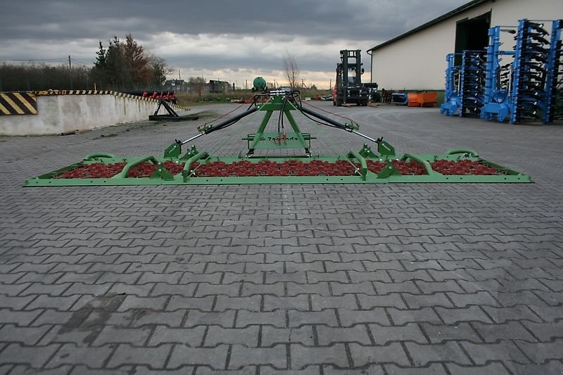 Wiesenegge of the type H-L-M Wiesenegge - 5 Meter-  4 Reihige- Hydraulisch- mit 2 Zylinder- Kastenbock, Neumaschine in Neureichenau (Picture 30)