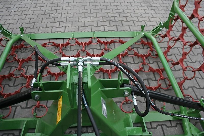 Wiesenegge of the type H-L-M Wiesenegge - 5 Meter-  4 Reihige- Hydraulisch- mit 2 Zylinder- Kastenbock, Neumaschine in Neureichenau (Picture 27)