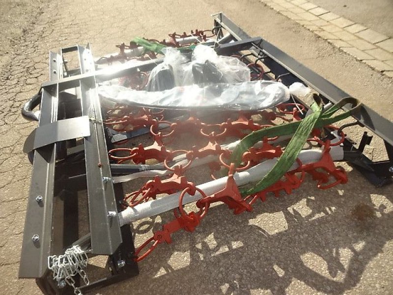 Wiesenegge of the type H-L-M Wiesenegge - 5 Meter-  4 Reihige- Hydraulisch- mit 2 Zylinder- Kastenbock, Neumaschine in Neureichenau (Picture 21)