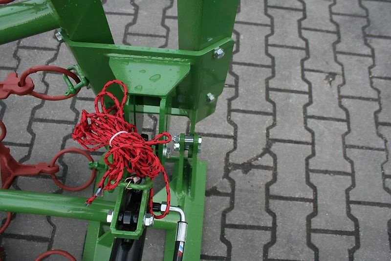 Wiesenegge of the type H-L-M Wiesenegge - 5 Meter-  4 Reihige- Hydraulisch- mit 2 Zylinder- Kastenbock, Neumaschine in Neureichenau (Picture 28)