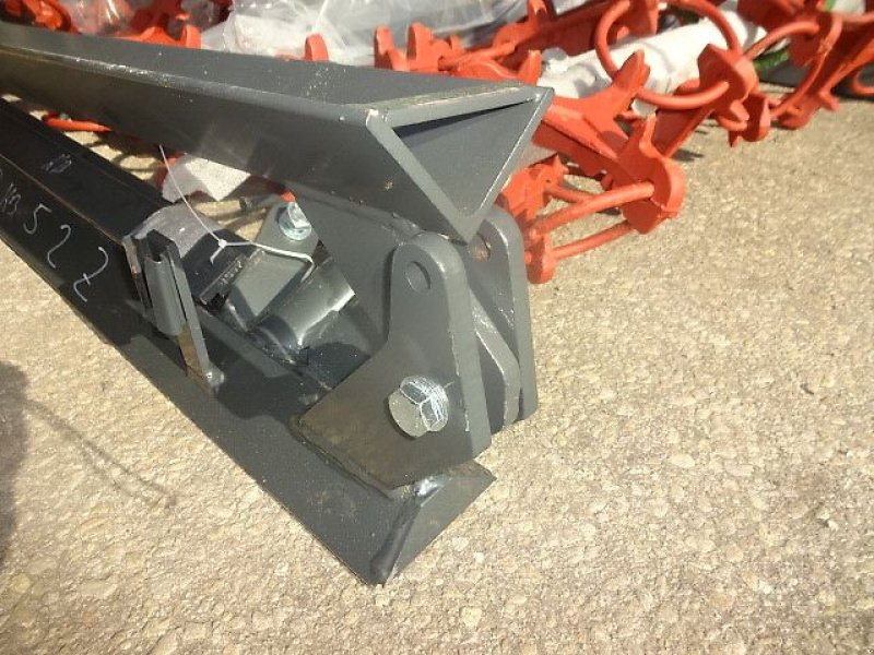 Wiesenegge of the type H-L-M Wiesenegge - 5 Meter-  4 Reihige- Hydraulisch- mit 2 Zylinder- Kastenbock, Neumaschine in Neureichenau (Picture 15)