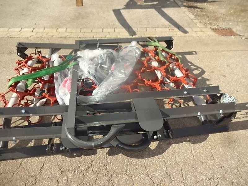 Wiesenegge of the type H-L-M Wiesenegge - 5 Meter-  4 Reihige- Hydraulisch- mit 2 Zylinder- Kastenbock, Neumaschine in Neureichenau (Picture 18)