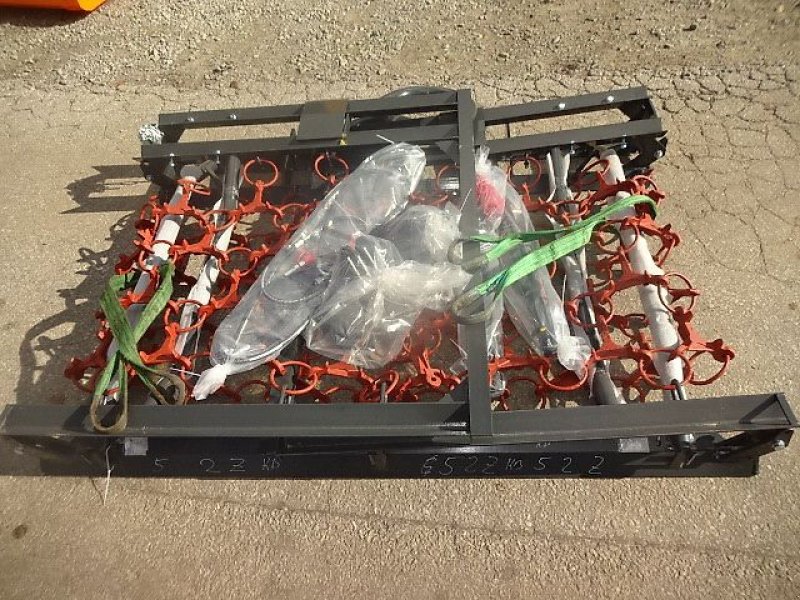 Wiesenegge of the type H-L-M Wiesenegge - 5 Meter-  4 Reihige- Hydraulisch- mit 2 Zylinder- Kastenbock, Neumaschine in Neureichenau (Picture 14)