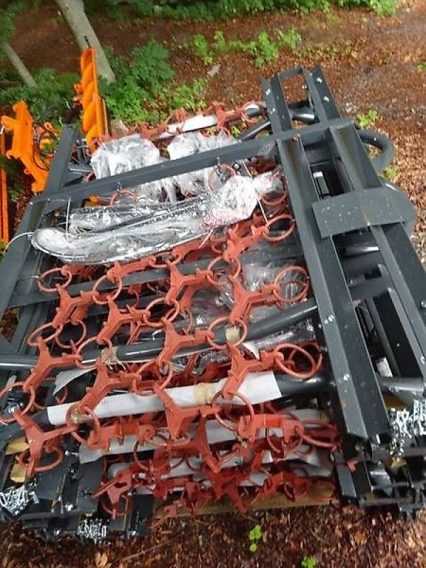 Wiesenegge of the type H-L-M Wiesenegge - 5 Meter-  4 Reihige- Hydraulisch- mit 2 Zylinder- Kastenbock, Neumaschine in Neureichenau (Picture 5)