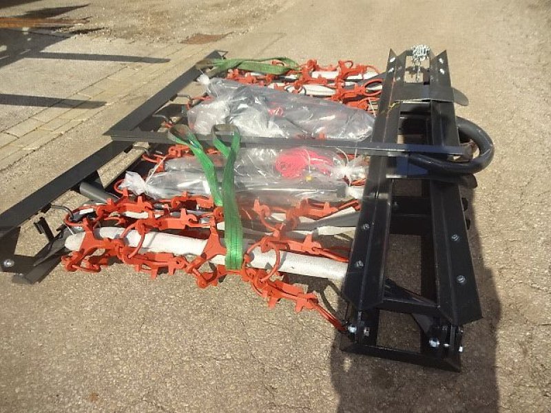 Wiesenegge of the type H-L-M Wiesenegge - 5 Meter-  4 Reihige- Hydraulisch- mit 2 Zylinder- Kastenbock, Neumaschine in Neureichenau (Picture 16)