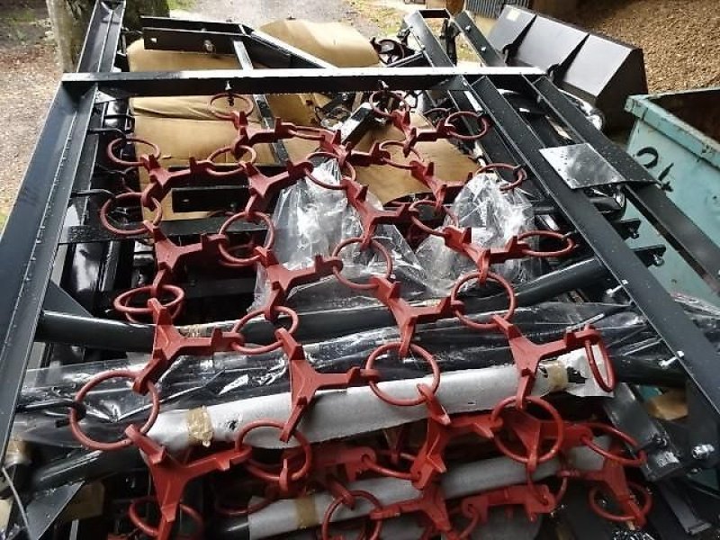 Wiesenegge of the type H-L-M Wiesenegge - 5 Meter-  4 Reihige- Hydraulisch- mit 2 Zylinder- Kastenbock, Neumaschine in Neureichenau (Picture 4)