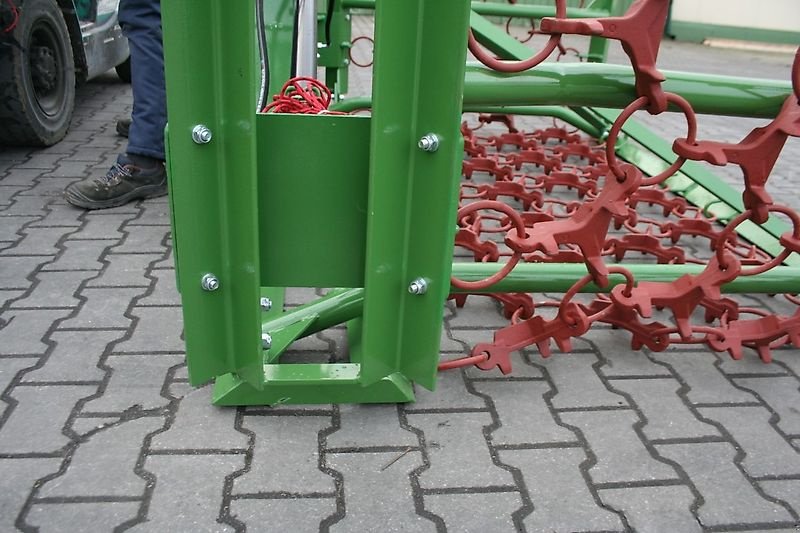 Wiesenegge of the type H-L-M Wiesenegge - 5 Meter-  4 Reihige- Hydraulisch- mit 2 Zylinder- Kastenbock, Neumaschine in Neureichenau (Picture 25)