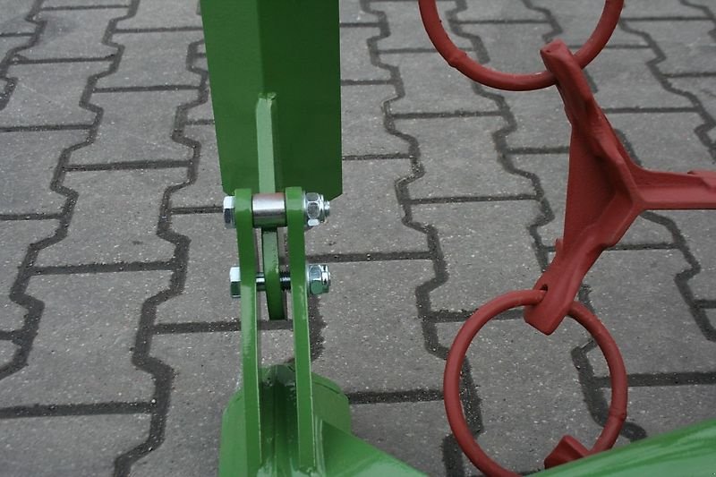 Wiesenegge of the type H-L-M Wiesenegge - 5 Meter-  4 Reihige- Hydraulisch- mit 2 Zylinder- Kastenbock, Neumaschine in Neureichenau (Picture 26)