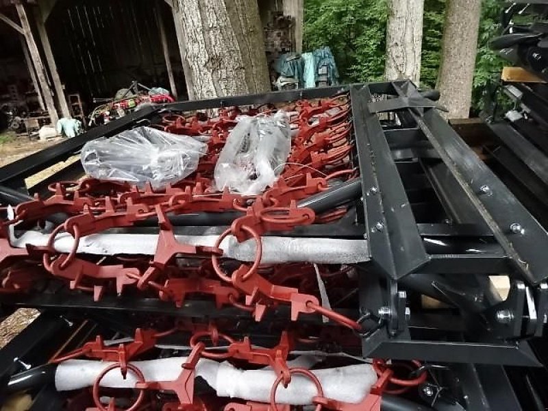 Wiesenegge des Typs H-L-M Wiesenegge 6 Meter- 4 Reihig- Kastenbock- Klappung mit 2 Zylinder, Neumaschine in Neureichenau (Bild 3)