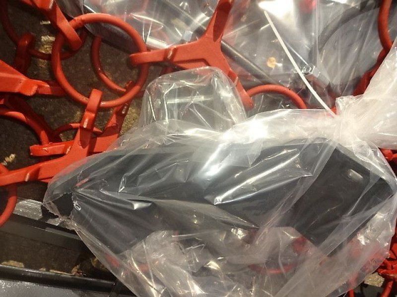 Wiesenegge des Typs H-L-M Wiesenegge 6 Meter- 4 Reihig- Kastenbock- Klappung mit 2 Zylinder, Neumaschine in Neureichenau (Bild 8)