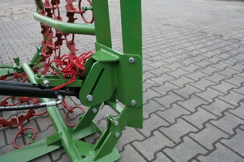 Wiesenegge des Typs H-L-M Wiesenegge 6 Meter- 4 Reihig- Kastenbock- Klappung mit 2 Zylinder, Neumaschine in Neureichenau (Bild 30)