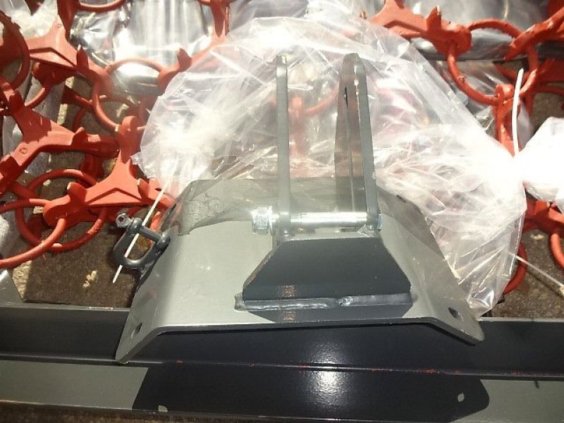 Wiesenegge des Typs H-L-M Wiesenegge 6 Meter- 4 Reihig- Kastenbock- Klappung mit 2 Zylinder, Neumaschine in Neureichenau (Bild 11)