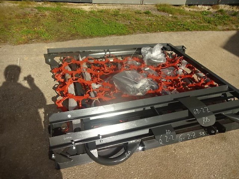 Wiesenegge des Typs H-L-M Wiesenegge 6 Meter- 4 Reihig- Kastenbock- Klappung mit 2 Zylinder, Neumaschine in Neureichenau (Bild 23)
