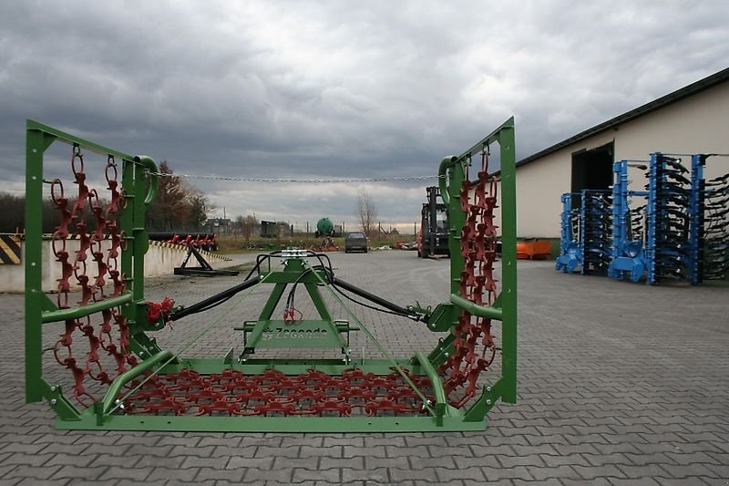 Wiesenegge des Typs H-L-M Wiesenegge 6 Meter- 4 Reihig- Kastenbock- Klappung mit 2 Zylinder, Neumaschine in Neureichenau (Bild 25)