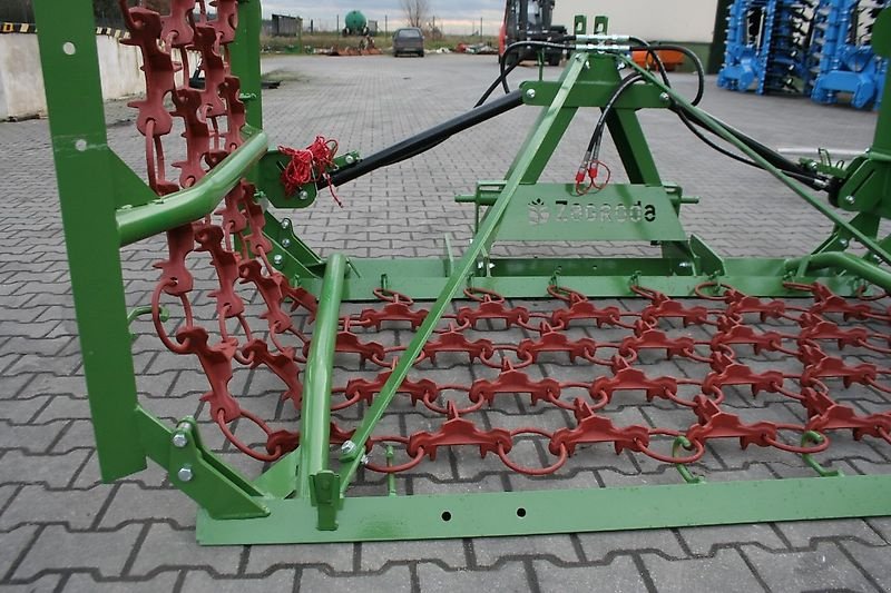 Wiesenegge des Typs H-L-M Wiesenegge 6 Meter- 4 Reihig- Kastenbock- Klappung mit 2 Zylinder, Neumaschine in Neureichenau (Bild 28)