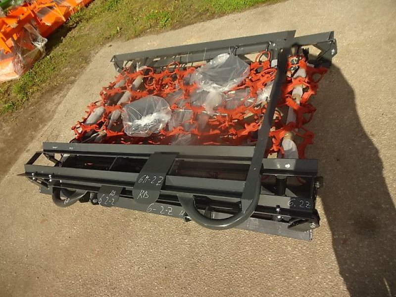 Wiesenegge des Typs H-L-M Wiesenegge 6 Meter- 4 Reihig- Kastenbock- Klappung mit 2 Zylinder, Neumaschine in Neureichenau (Bild 1)