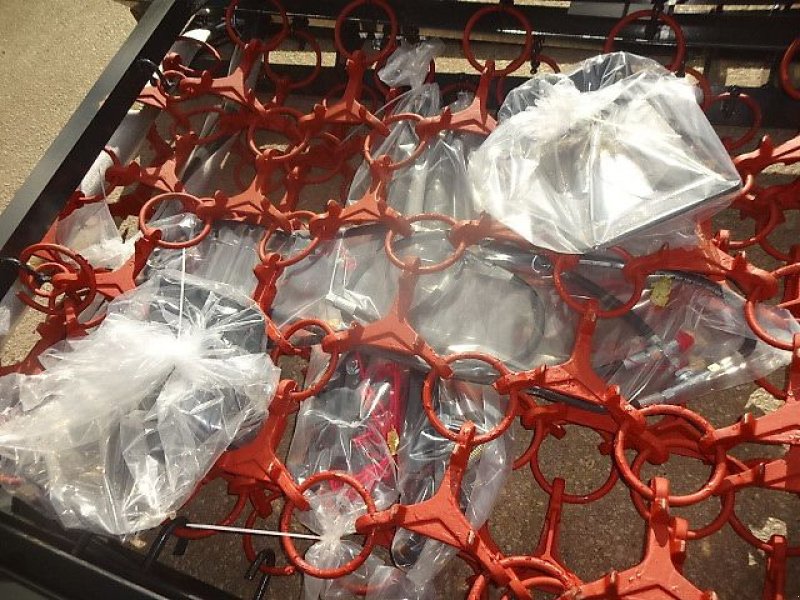 Wiesenegge des Typs H-L-M Wiesenegge 6 Meter- 4 Reihig- Kastenbock- Klappung mit 2 Zylinder, Neumaschine in Neureichenau (Bild 15)