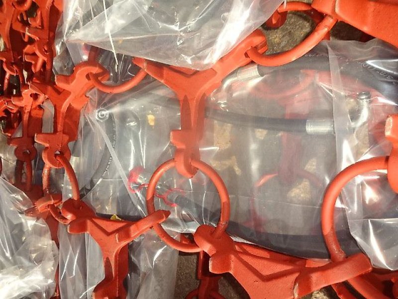 Wiesenegge des Typs H-L-M Wiesenegge 6 Meter- 4 Reihig- Kastenbock- Klappung mit 2 Zylinder, Neumaschine in Neureichenau (Bild 14)