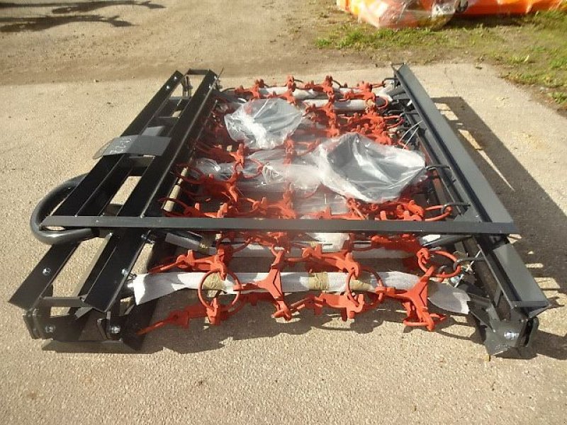 Wiesenegge des Typs H-L-M Wiesenegge 6 Meter- 4 Reihig- Kastenbock- Klappung mit 2 Zylinder, Neumaschine in Neureichenau (Bild 2)