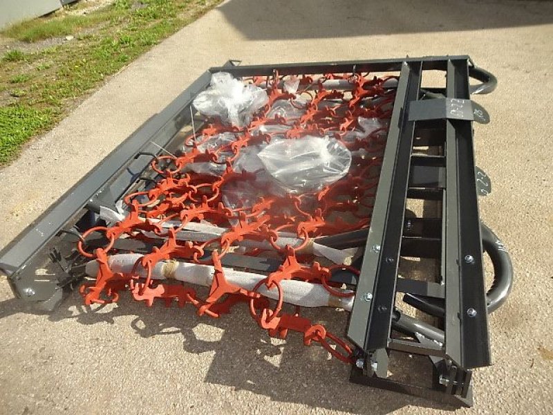 Wiesenegge des Typs H-L-M Wiesenegge 6 Meter- 4 Reihig- Kastenbock- Klappung mit 2 Zylinder, Neumaschine in Neureichenau (Bild 21)