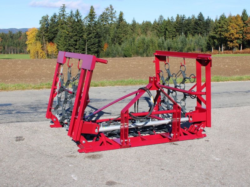 Wiesenegge des Typs InterTech Wiesenegge 4000/4, Neumaschine in Neukirchen am Walde  (Bild 1)