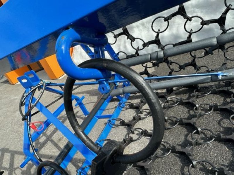 Wiesenegge of the type Sonstige Wiesenegge 4m, 4-reihig, hydraulisch, Neumaschine in Tamsweg (Picture 13)