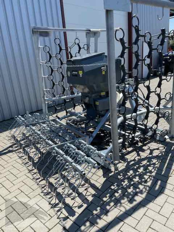 Wiesenegge des Typs Sonstige Wiesenschleppe mit Striegel und Nachsaateinrichtung, Neumaschine in Südheide (Bild 11)