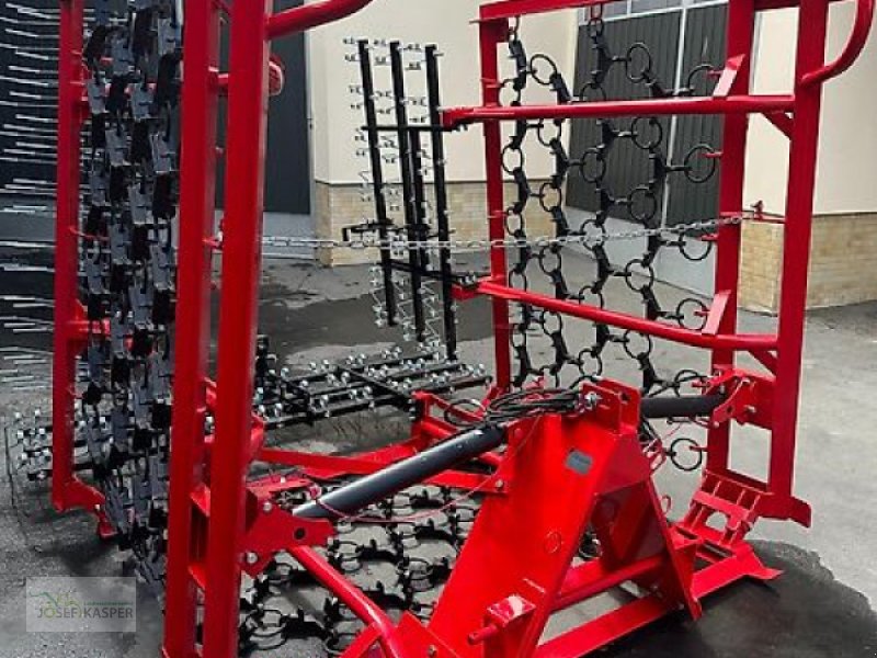 Wiesenegge du type Stekro Wiesenschleppe 6,00 m breit mit Striegel, Neumaschine en Alitzheim (Photo 1)