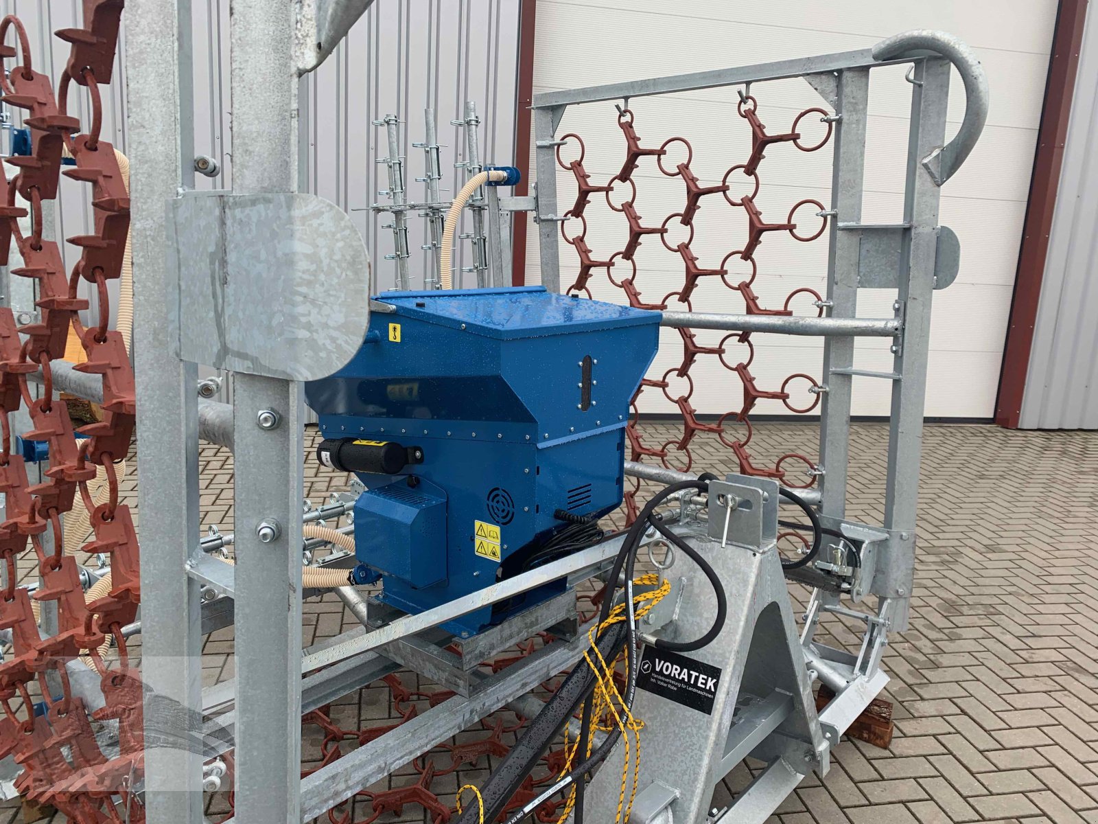 Wiesenegge des Typs VORATECK 6m verzinkt mit Striegel und Nachsaatgerät, Neumaschine in Südheide (Bild 1)