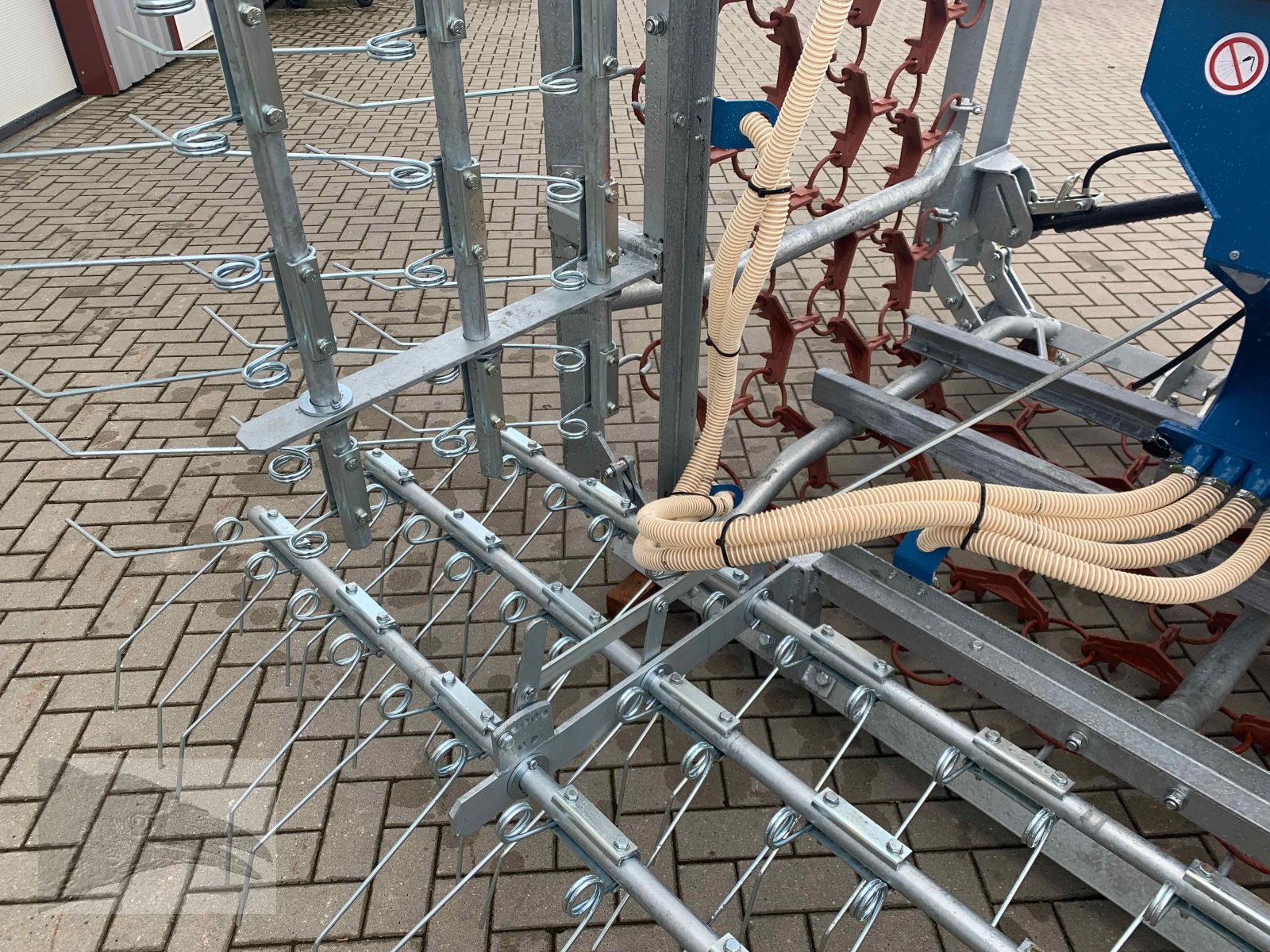 Wiesenegge des Typs VORATECK 6m verzinkt mit Striegel und Nachsaatgerät, Neumaschine in Südheide (Bild 2)