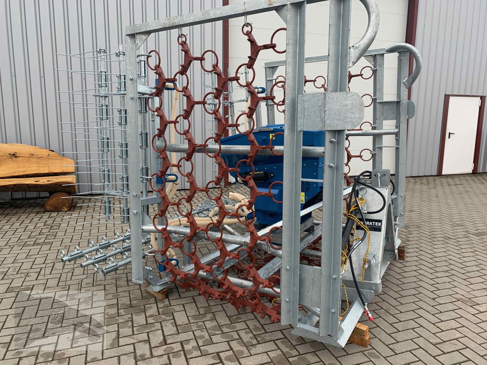 Wiesenegge des Typs VORATECK 6m verzinkt mit Striegel und Nachsaatgerät, Neumaschine in Südheide (Bild 3)