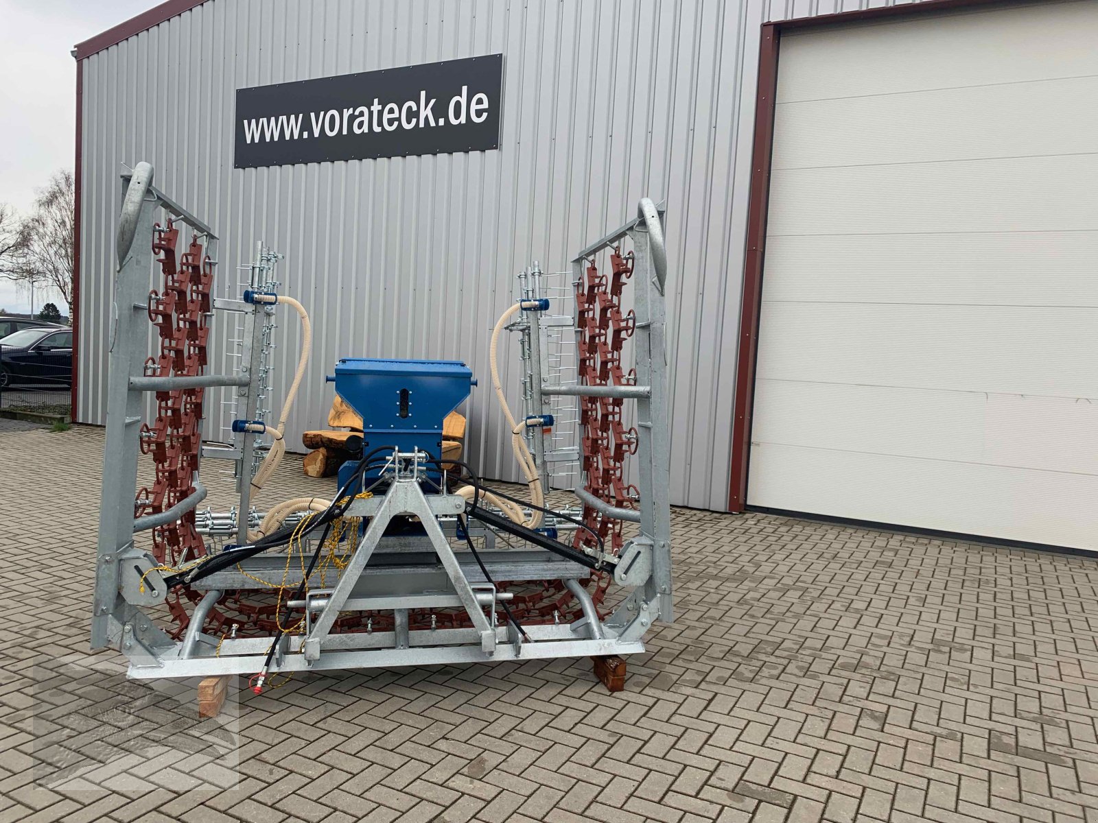 Wiesenegge des Typs VORATECK 6m verzinkt mit Striegel und Nachsaatgerät, Neumaschine in Südheide (Bild 4)