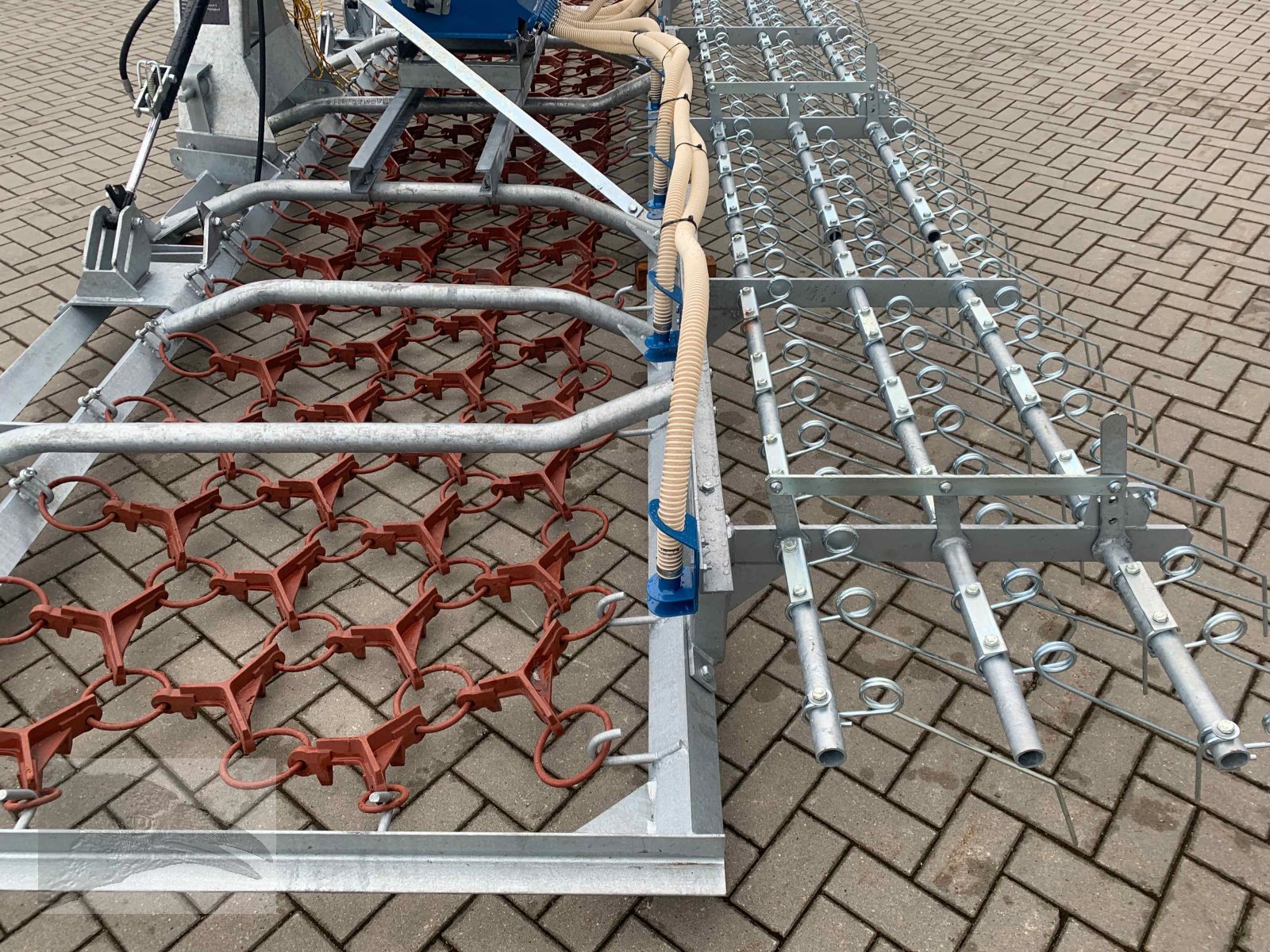 Wiesenegge des Typs VORATECK 6m verzinkt mit Striegel und Nachsaatgerät, Neumaschine in Südheide (Bild 9)