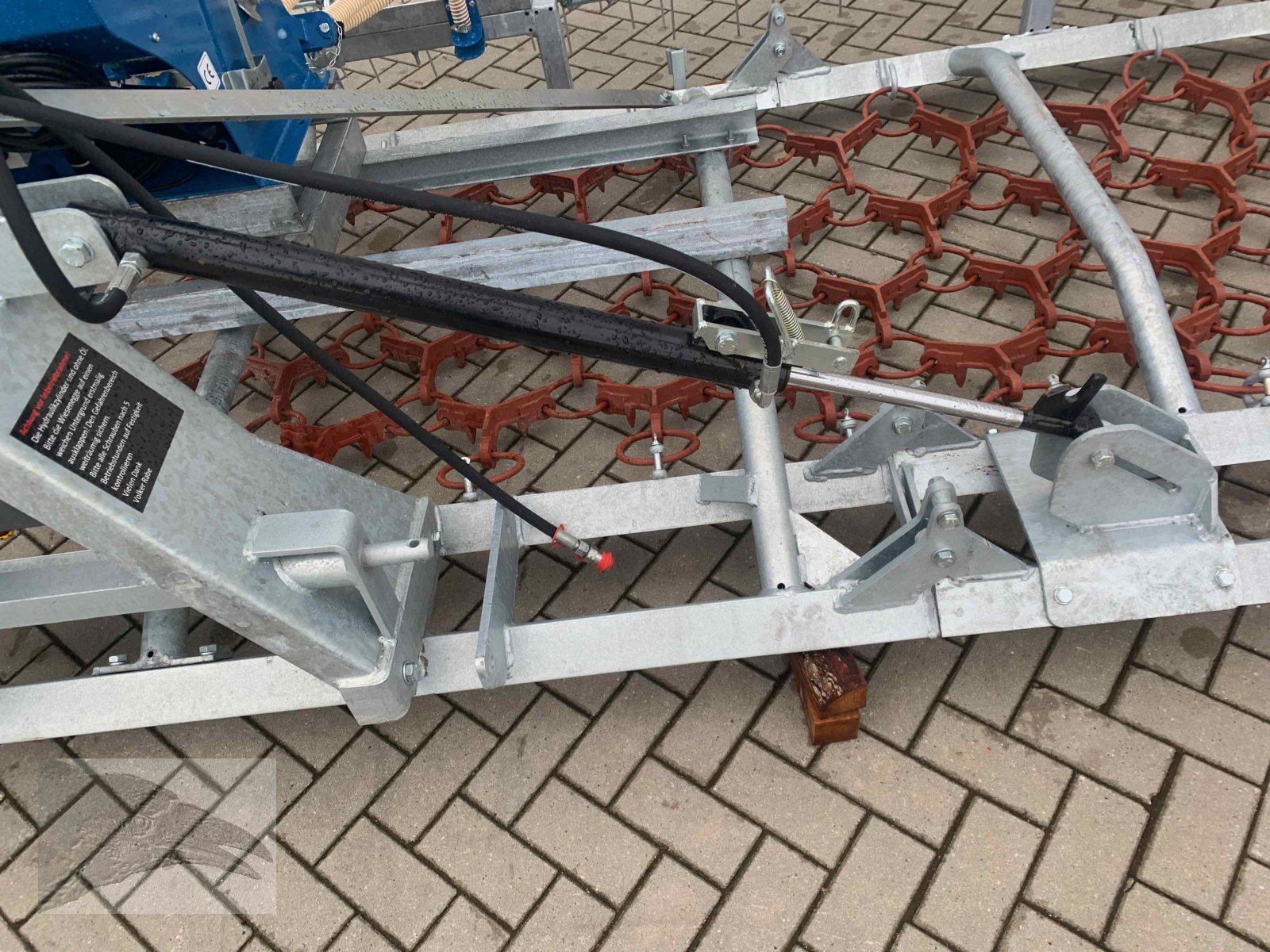 Wiesenegge des Typs VORATECK 6m verzinkt mit Striegel und Nachsaatgerät, Neumaschine in Südheide (Bild 10)