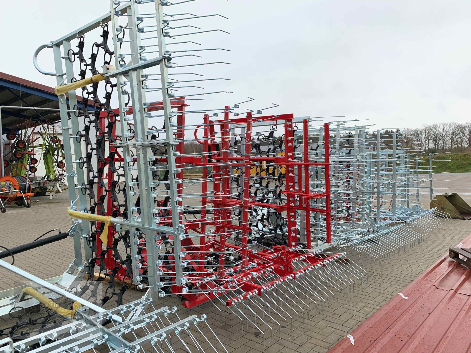 Wiesenegge des Typs VORATECK Wiesenschleppe 6m verzinkt mit Striegel, Neumaschine in Südheide (Bild 4)
