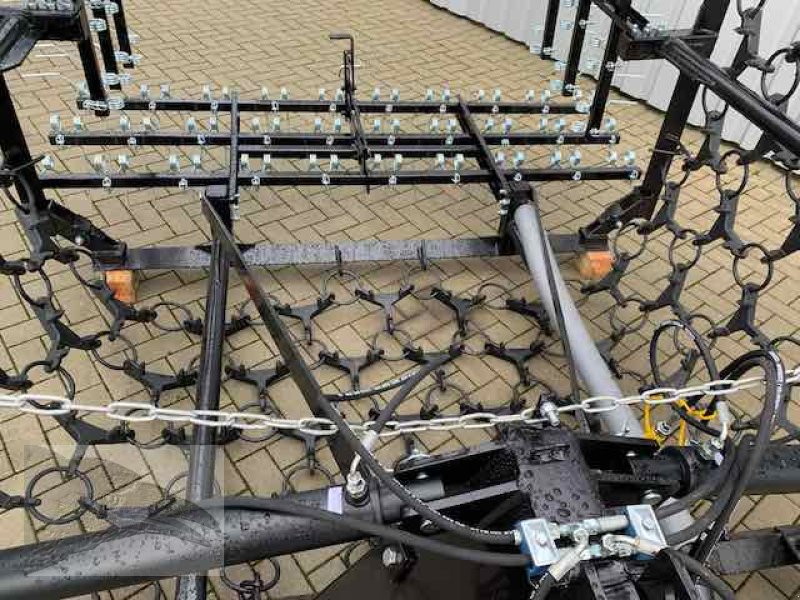 Wiesenegge des Typs Voratek Wiesenschleppe 5m mit Striegel, Neumaschine in Südheide (Bild 8)