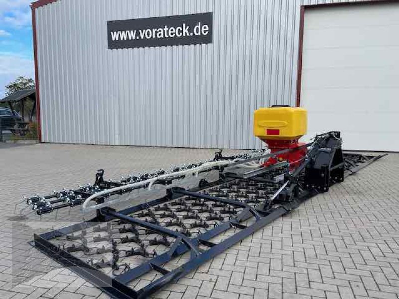 Wiesenegge des Typs Voratek Wiesenschleppe 8m mit Striegel und Streuer, Neumaschine in Südheide (Bild 1)