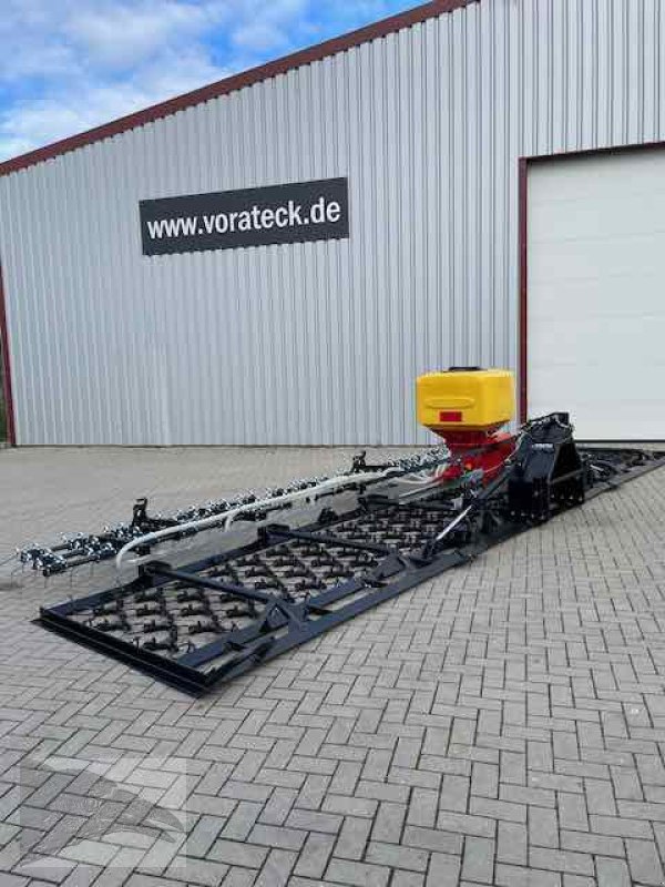 Wiesenegge des Typs Voratek Wiesenschleppe 8m mit Striegel und Streuer, Neumaschine in Südheide (Bild 3)