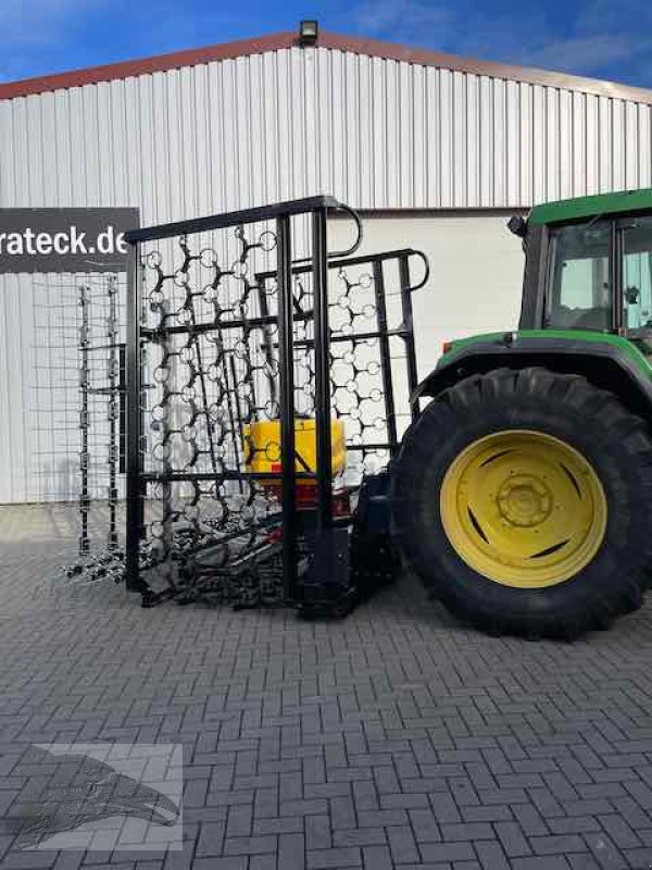 Wiesenegge des Typs Voratek Wiesenschleppe 8m mit Striegel und Streuer, Neumaschine in Südheide (Bild 7)