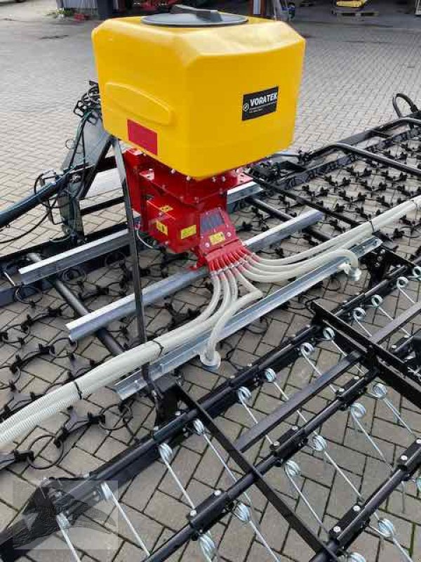 Wiesenegge des Typs Voratek Wiesenschleppe 8m mit Striegel und Streuer, Neumaschine in Südheide (Bild 8)