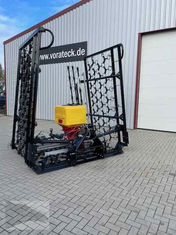 Wiesenegge des Typs Voratek Wiesenschleppe 8m mit Striegel und Streuer, Neumaschine in Südheide (Bild 10)