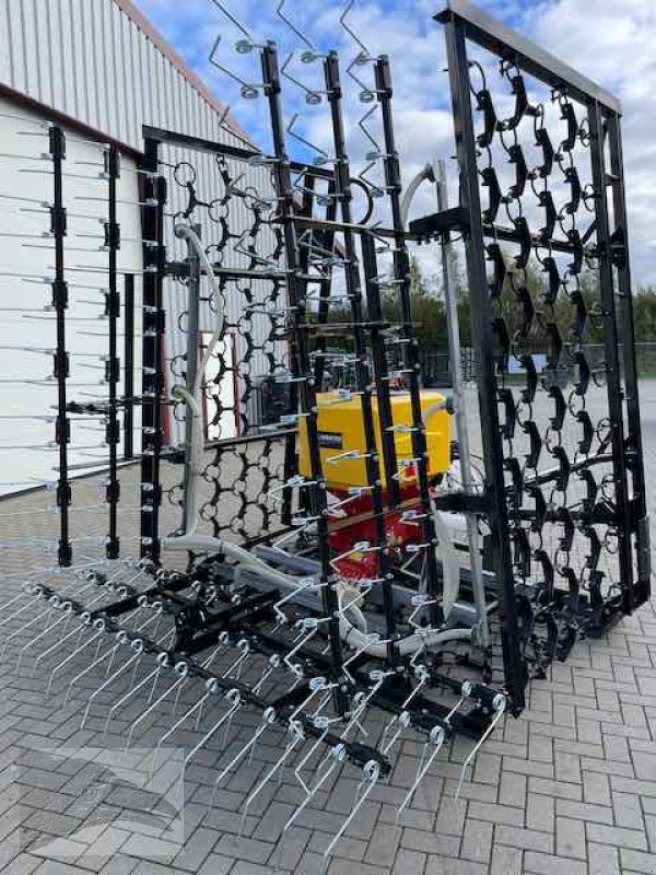 Wiesenegge des Typs Voratek Wiesenschleppe 8m mit Striegel und Streuer, Neumaschine in Südheide (Bild 11)